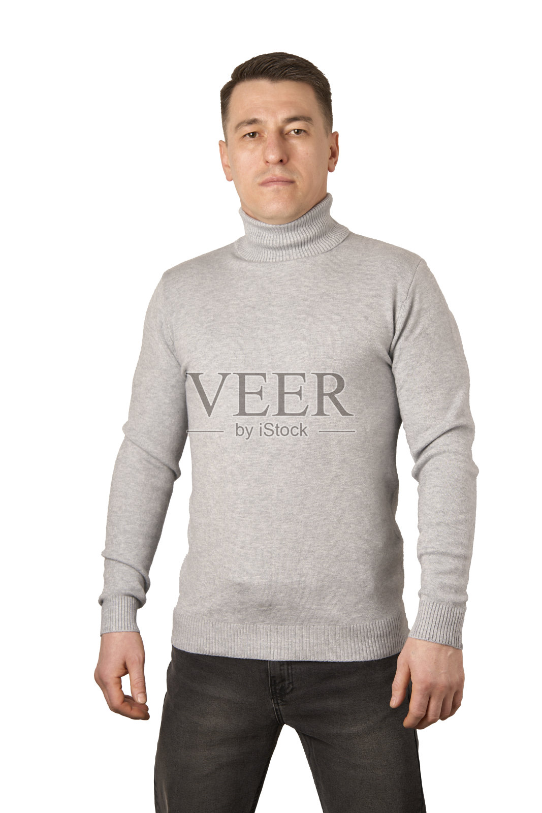 年轻男子穿着灰色高领毛衣和牛仔裤照片摄影图片