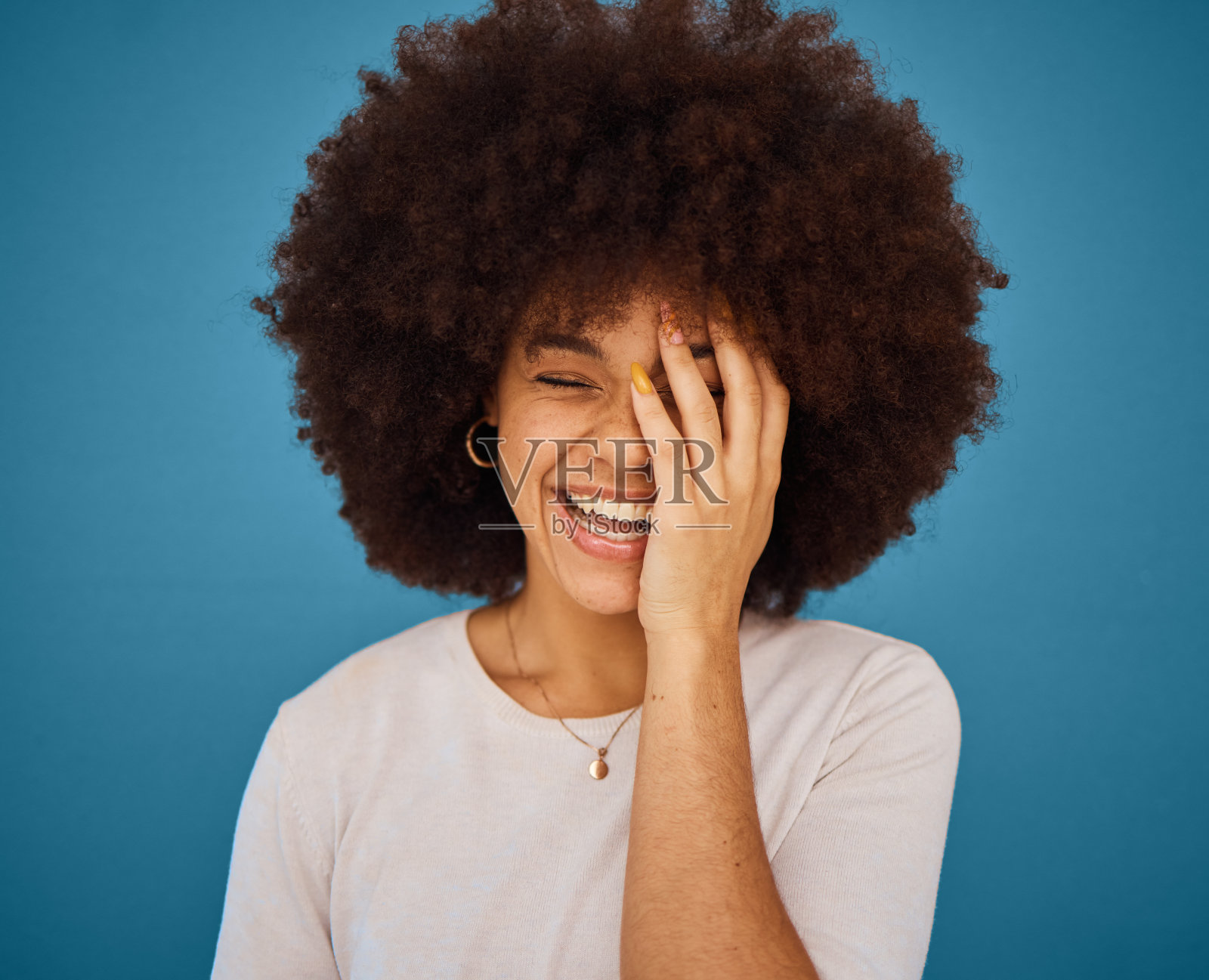 脸，有趣和笑与一个爆炸黑人妇女在工作室在蓝色背景上的乐趣或幽默。微笑，幽默，开心地和一个有魅力的年轻女性在一起，因为快乐或喜剧而感到积极照片摄影图片