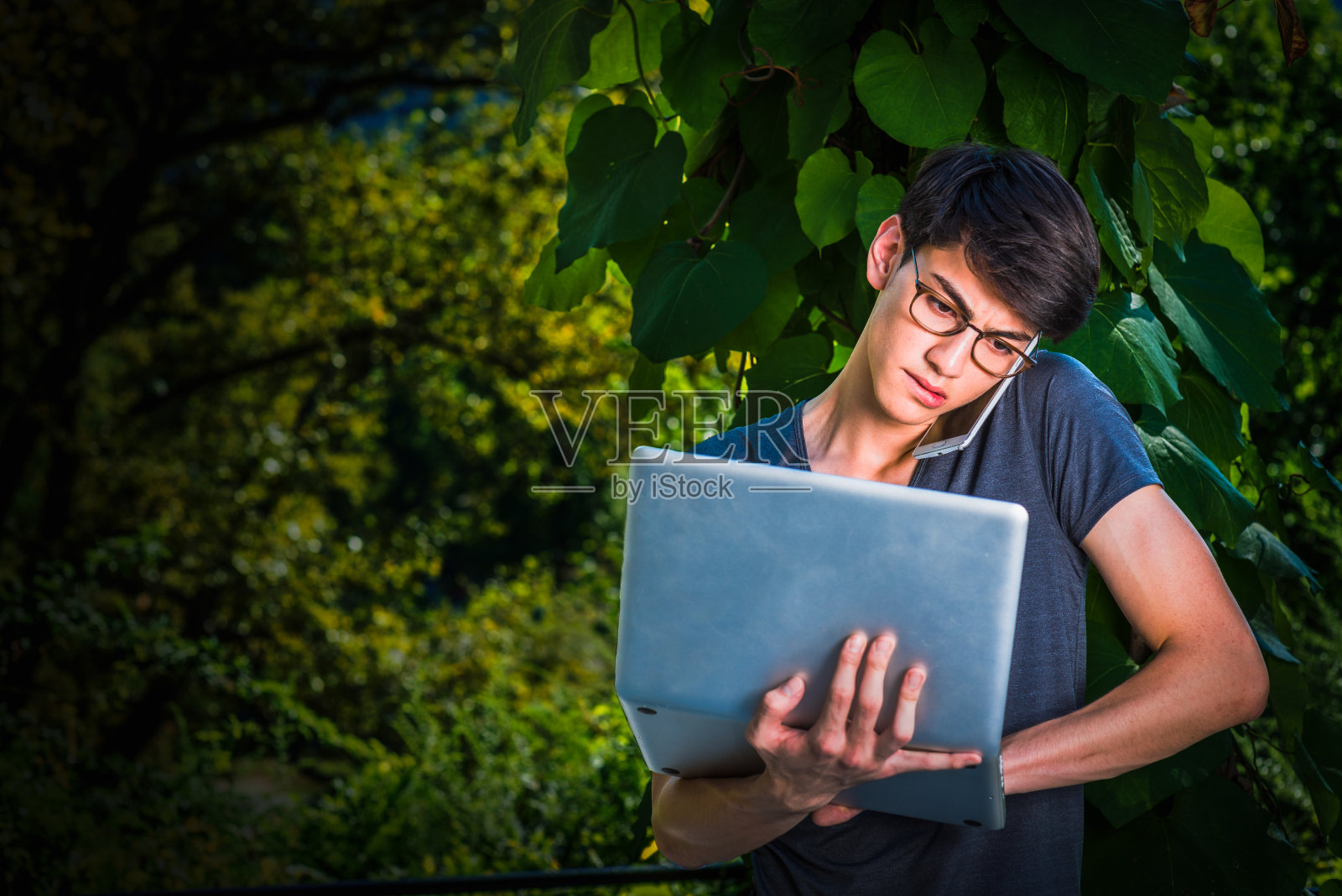 年轻的大学生在纽约市照片摄影图片