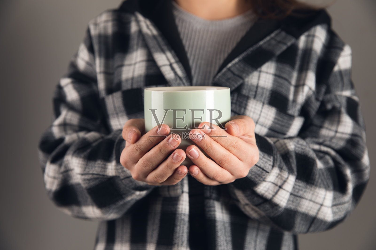 女孩手里拿着一杯茶照片摄影图片