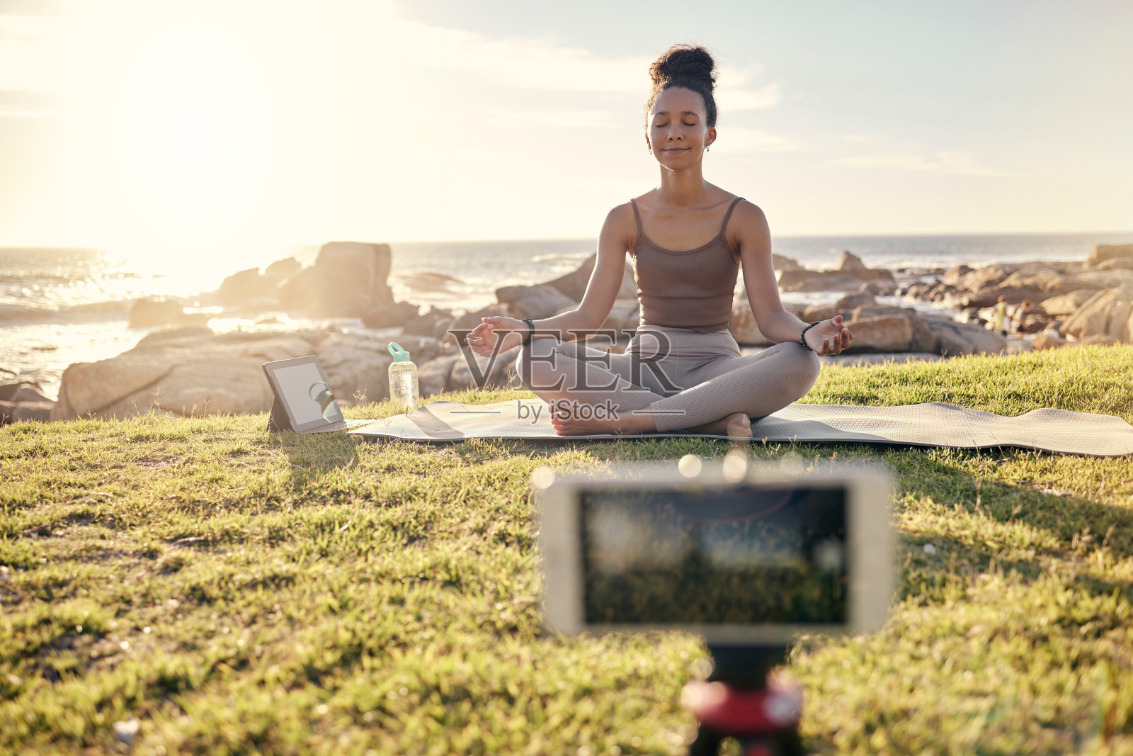 瑜伽，冥想和技术与女性在大自然直播，和平或社交媒体与手机和平板电脑。放松，健身或健康与禅宗影响者海洋视频，互联网或博客照片摄影图片