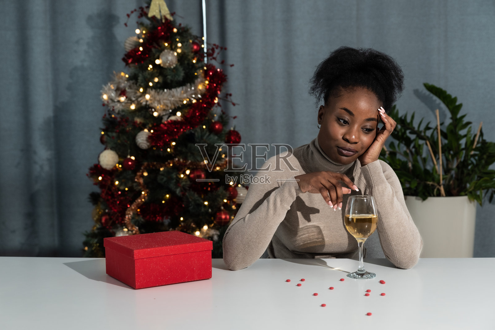 年轻的沮丧女人感到痛苦、虚弱和失望，遭受自杀性抑郁症的折磨，她想通过混合止痛药和酒精来结束自己的生命，因为没有爱照片摄影图片