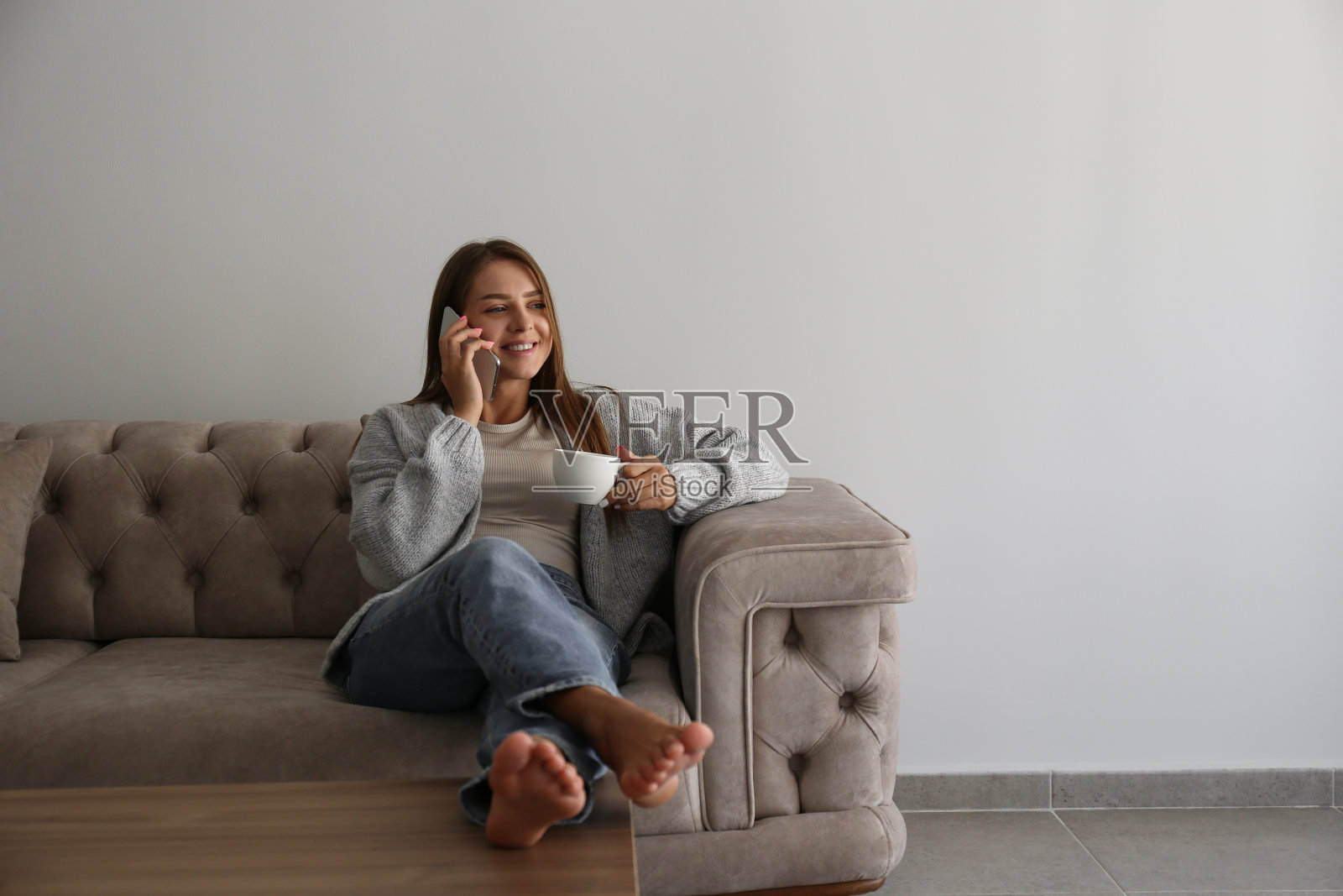 女性自由职业者在家里工作。照片摄影图片