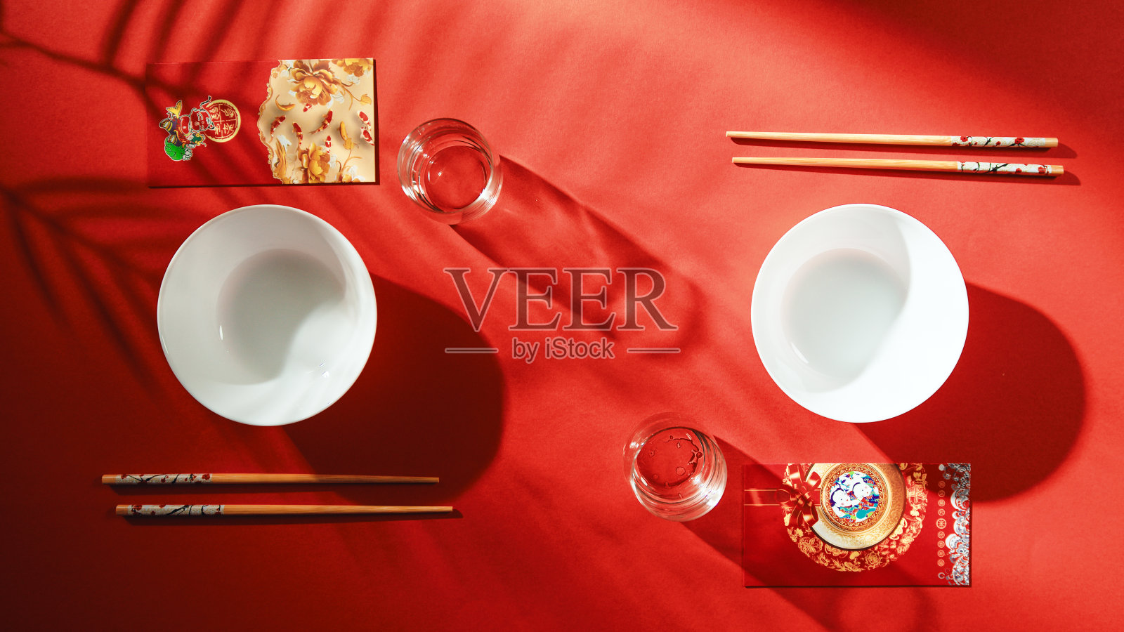 一家餐馆的中式餐桌，新年用的菜平层照片摄影图片