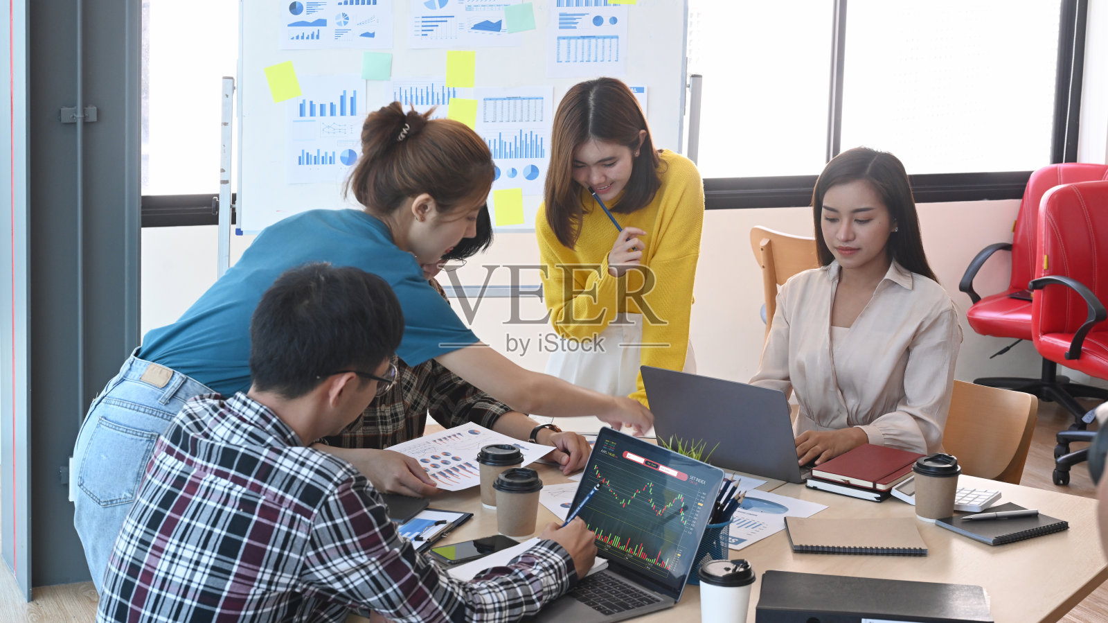 在公司会议上组织业务团队讨论新的业务项目并制定营销策略。照片摄影图片