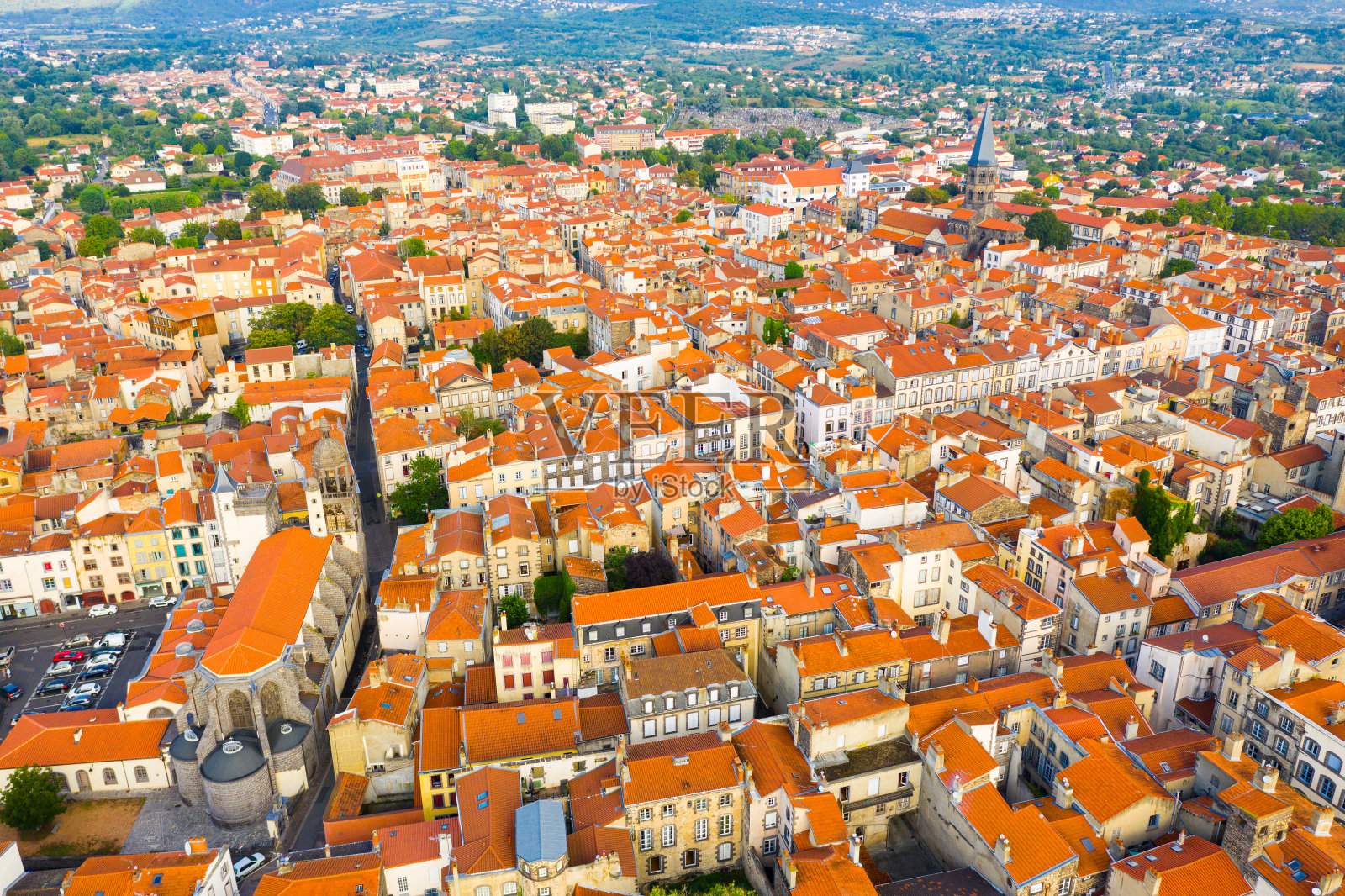 从无人机上俯瞰法国城市里奥姆照片摄影图片