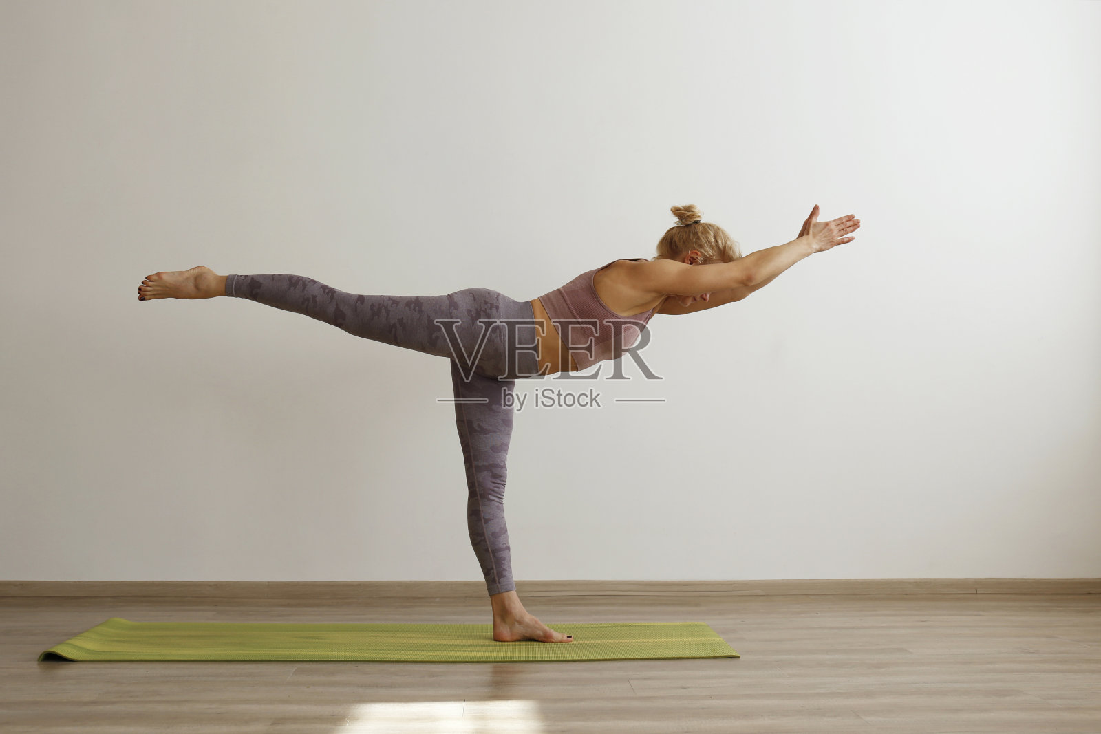 成年女子做瑜伽。照片摄影图片