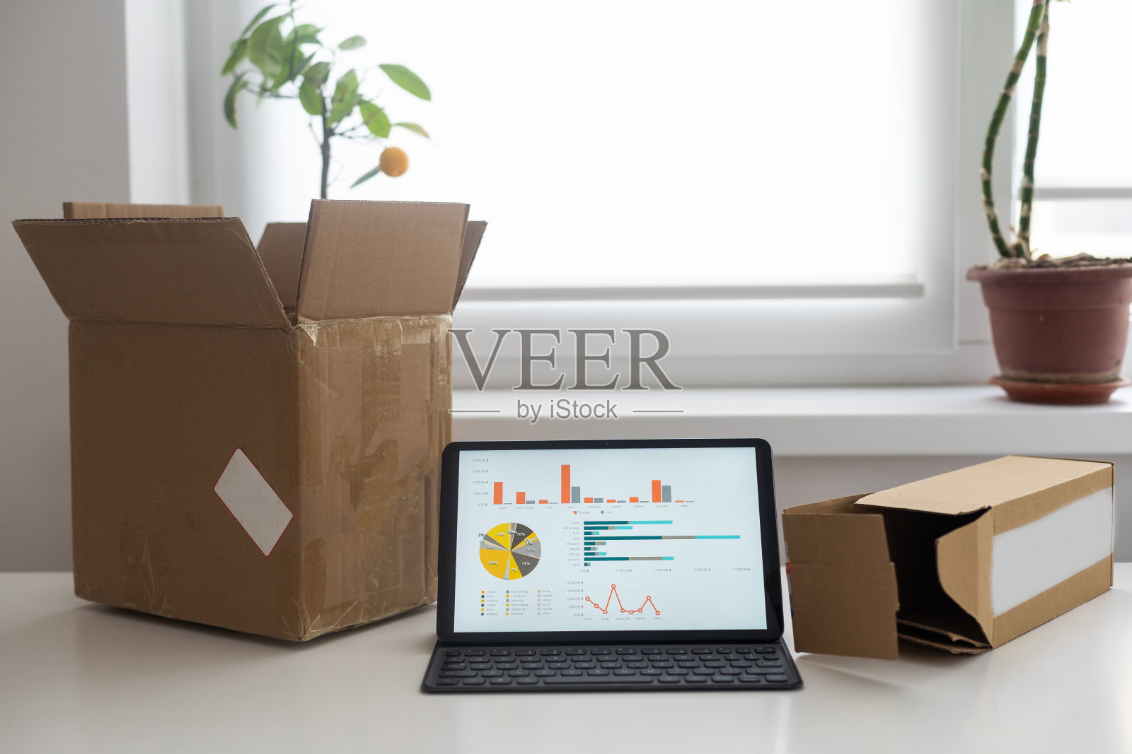 平板电脑。在线产品准备产品盒与图表业务图，创意，创意和财务战略概念。照片摄影图片