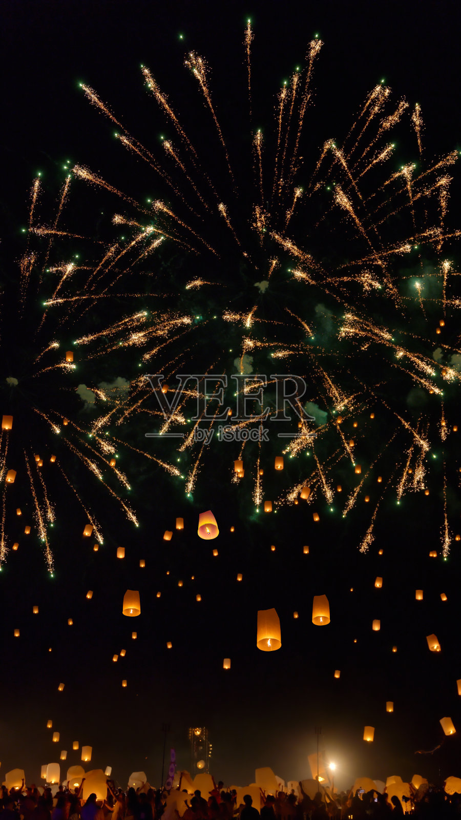 中国新年的烟花和孔明灯。照片摄影图片