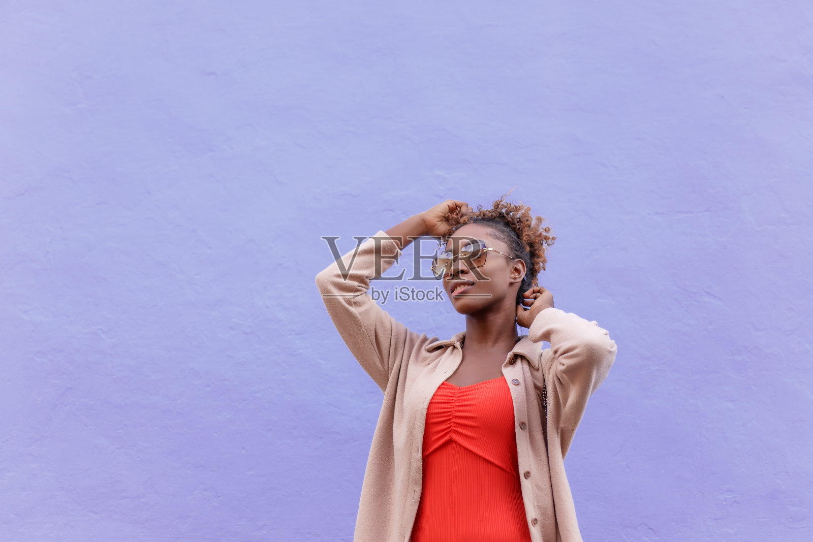 一个年轻女人独自走在城市里照片摄影图片