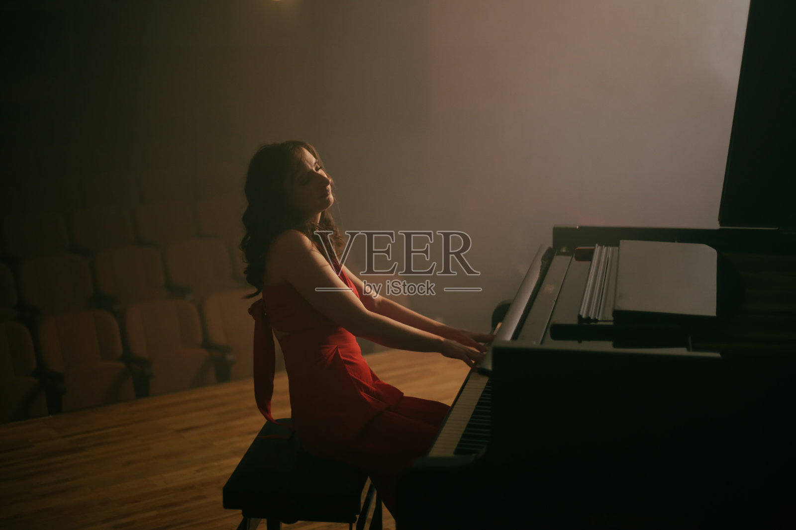 弹钢琴的女人照片摄影图片
