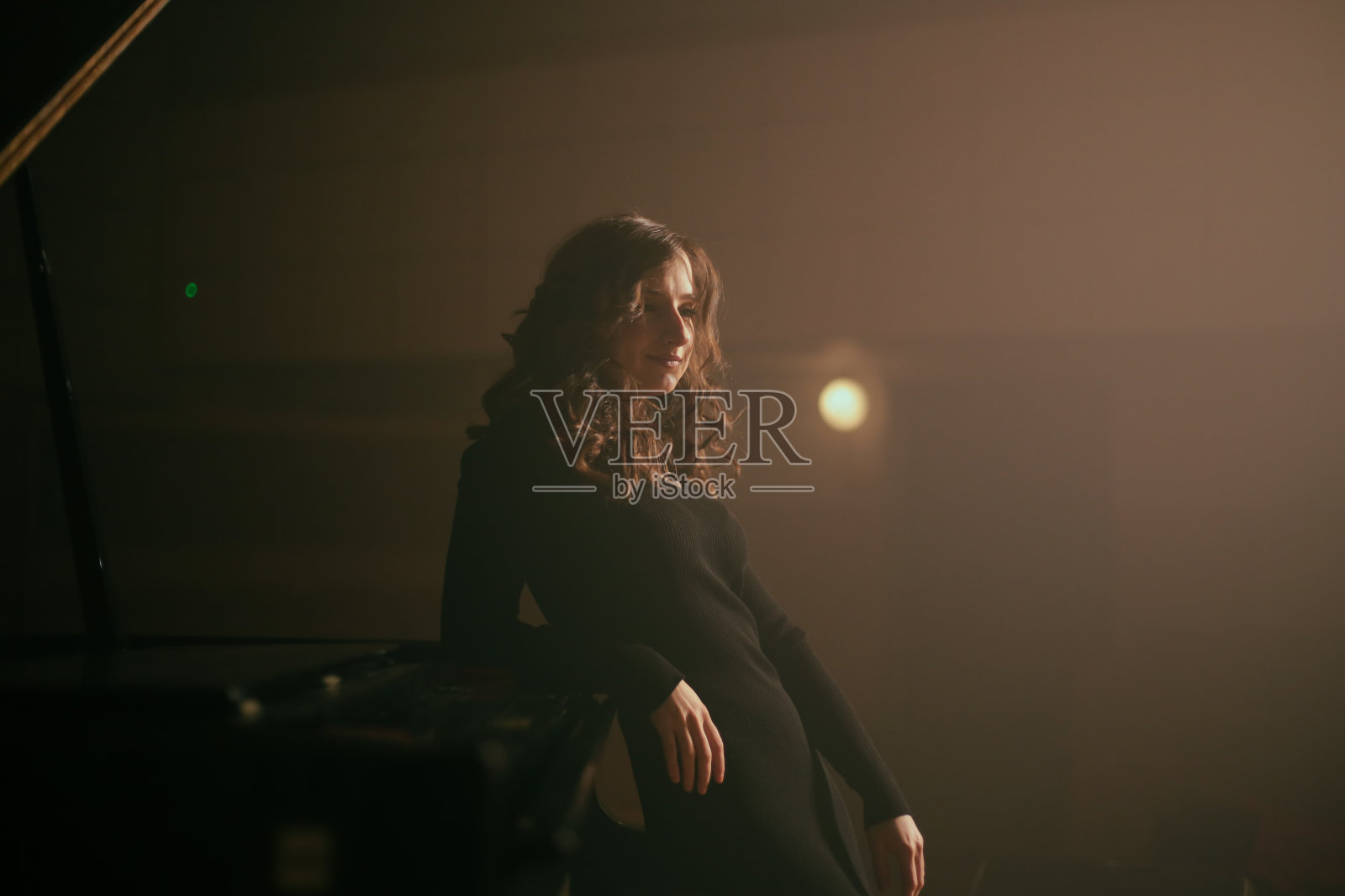 弹钢琴的女人照片摄影图片