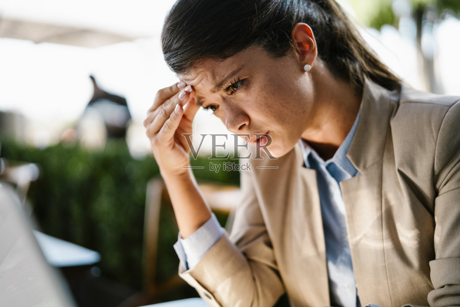 疲惫的女人在笔记本电脑上工作照片摄影图片