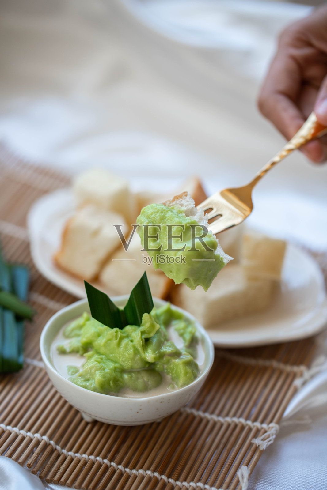 面包或馒头配露兜蛋奶沙司和奶茶蛋奶沙司或吐司蘸酱照片摄影图片