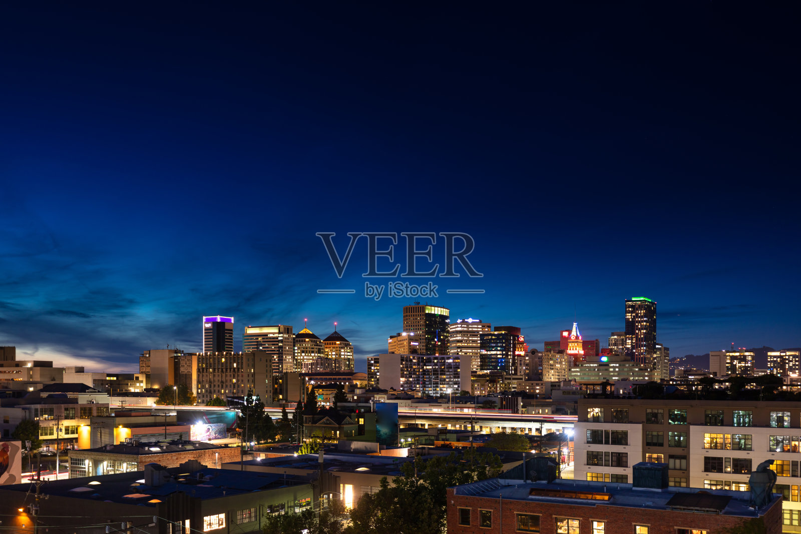 奥克兰，加利福尼亚州的夜晚照片摄影图片