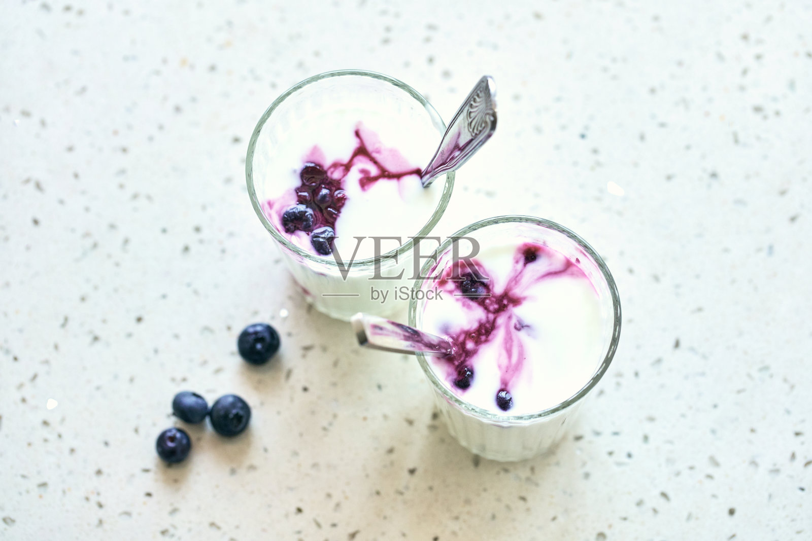 一杯希腊酸奶加蓝莓照片摄影图片