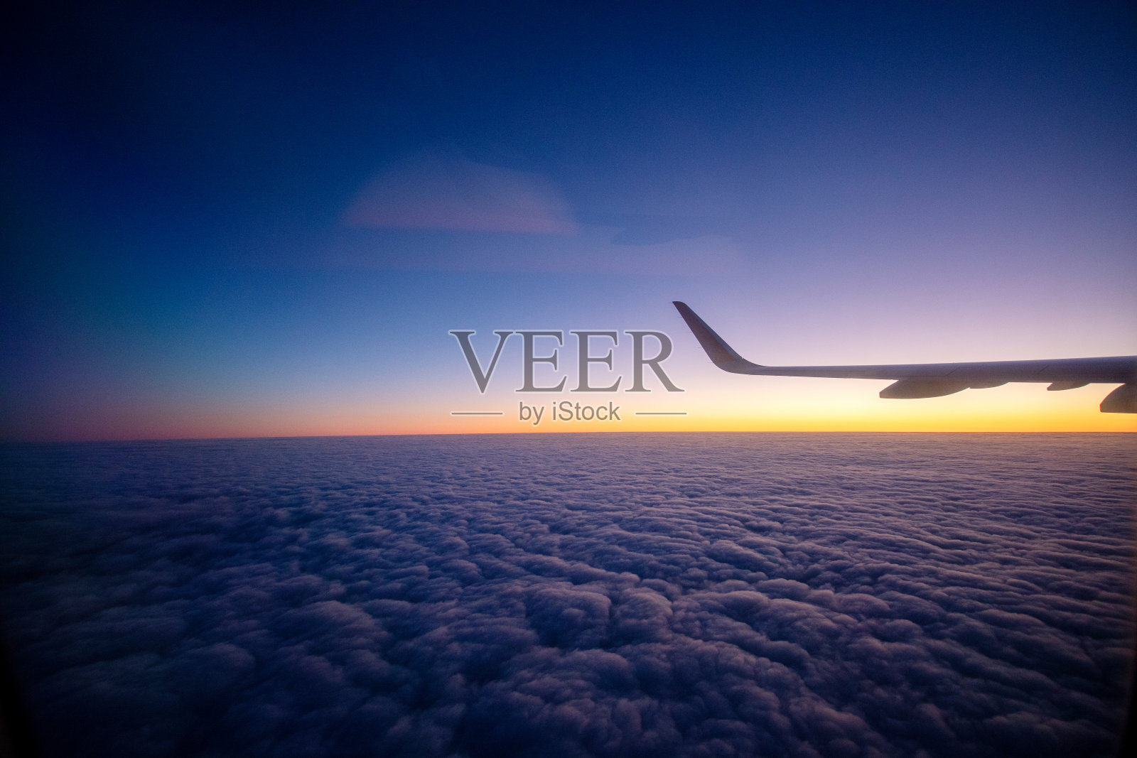 飞机机翼和蓝天景观照片摄影图片