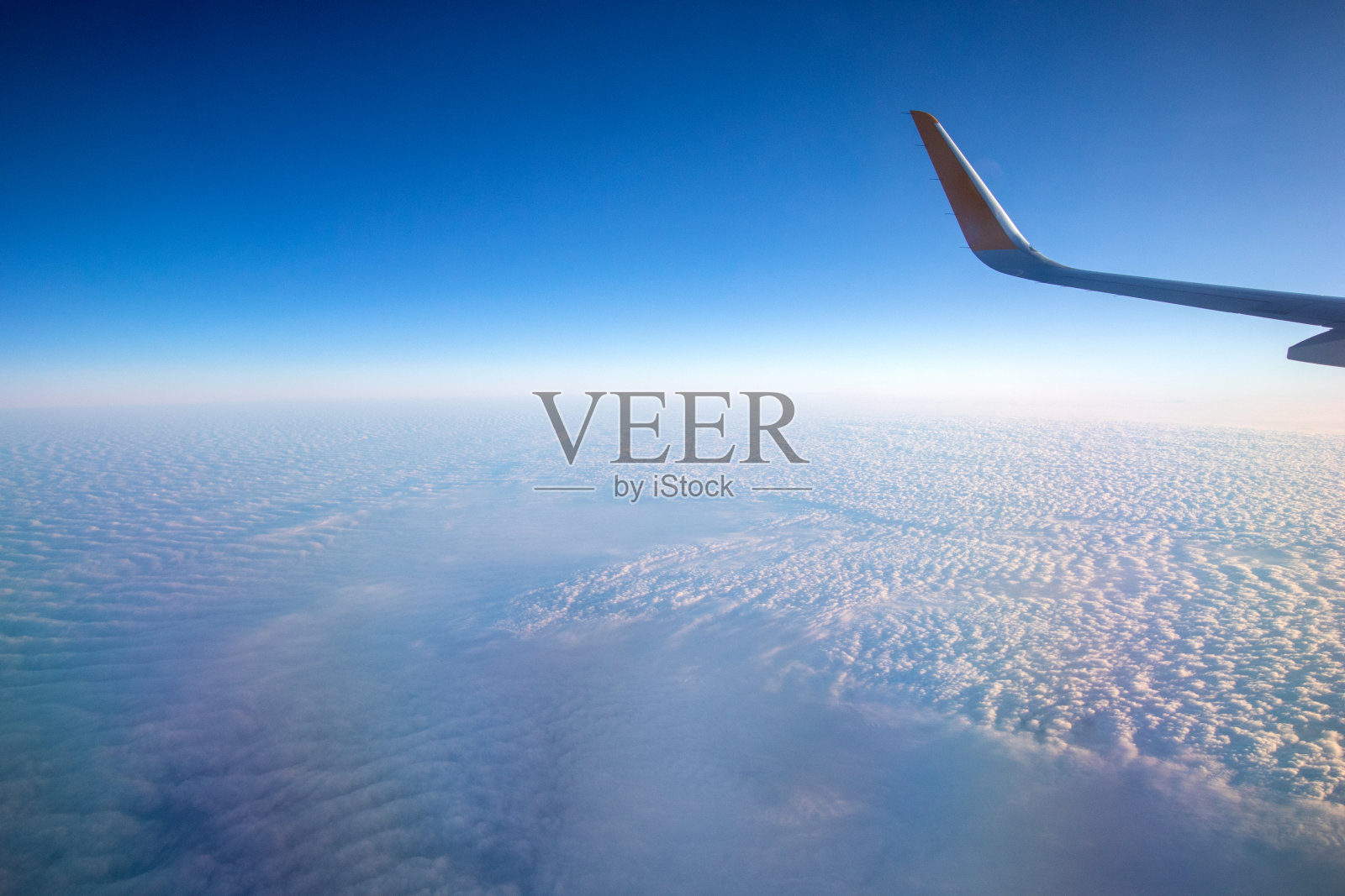 飞机机翼和蓝天景观照片摄影图片