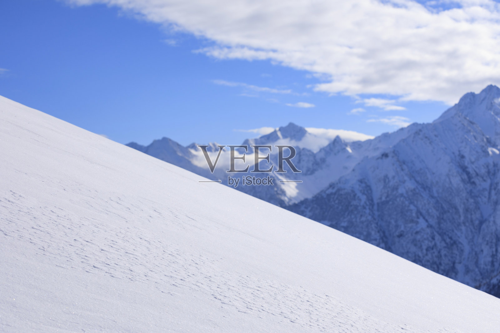 全景高山冬季景观山顶粉雪。意大利阿尔卑斯山滑雪场。照片摄影图片
