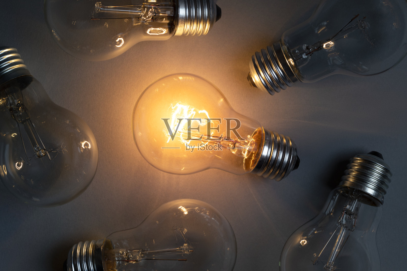 创意概念与经典灯泡发光照片摄影图片