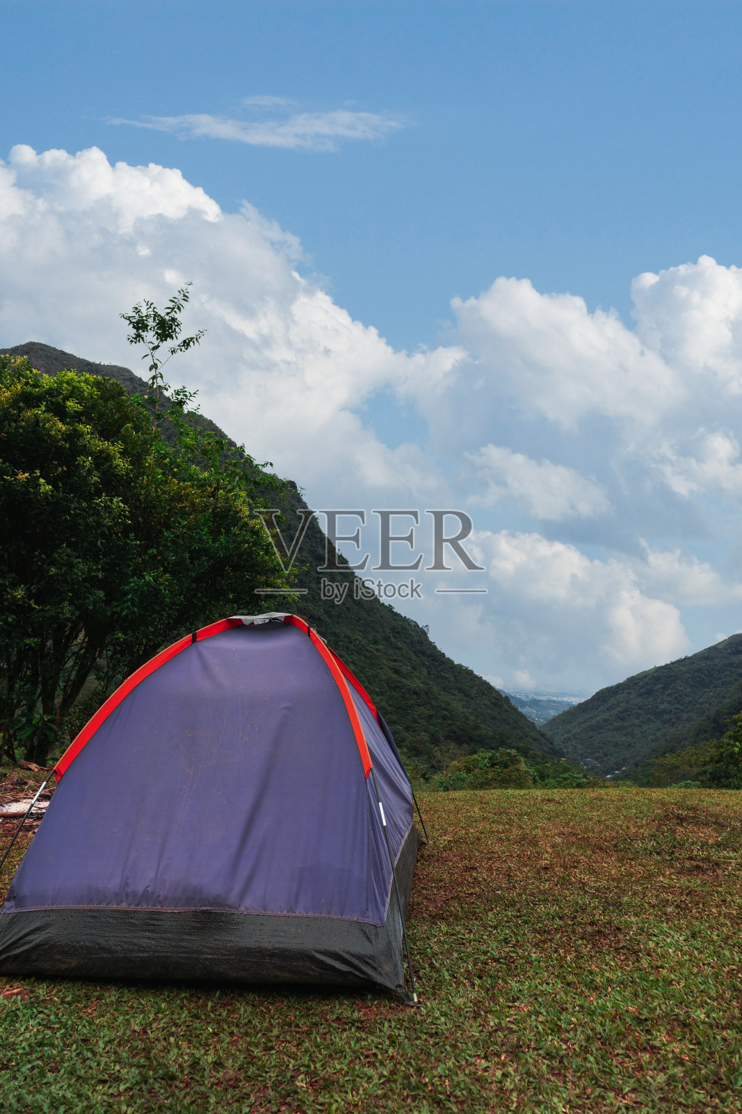 在蓝天白云的山上露营照片摄影图片