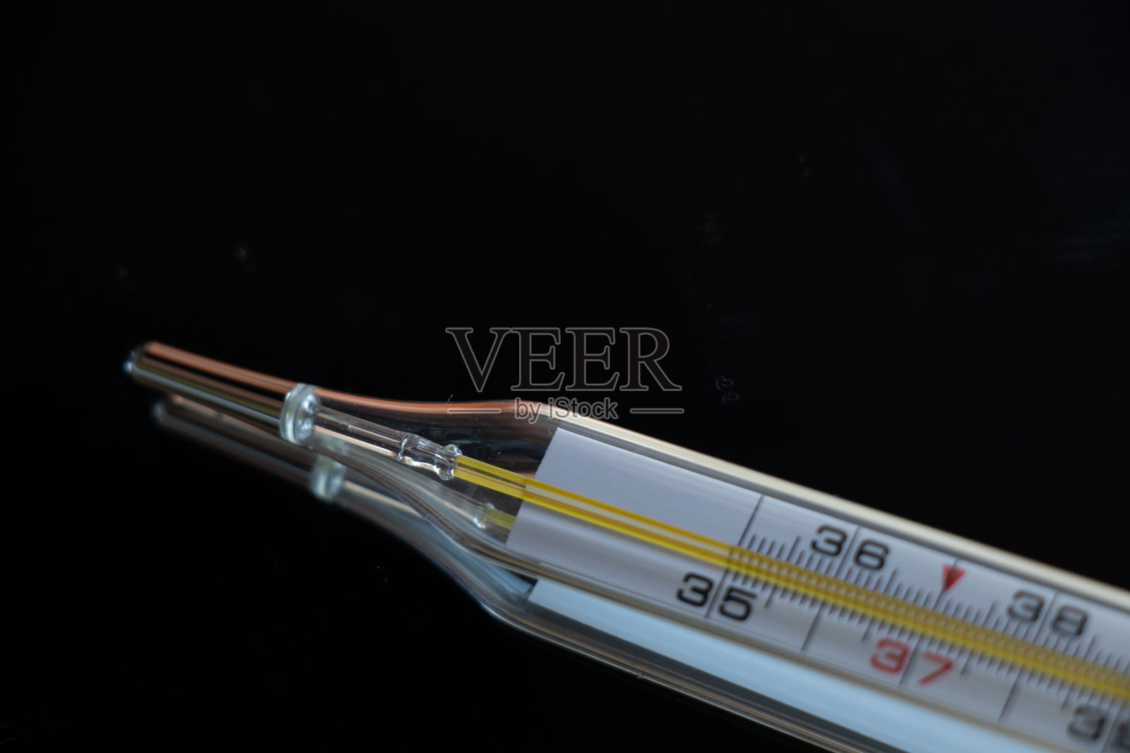 旧玻璃温度计在一个黑暗孤立的背景特写照片摄影图片