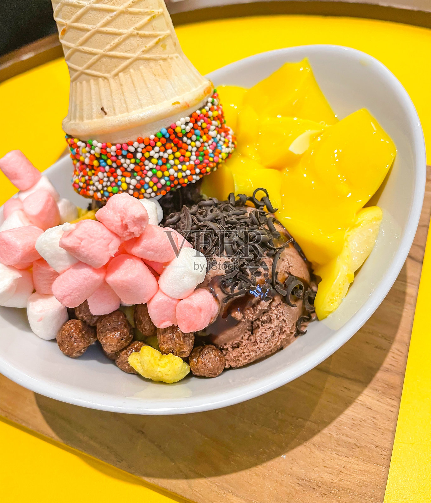 巧克力冰淇淋在碗里照片摄影图片