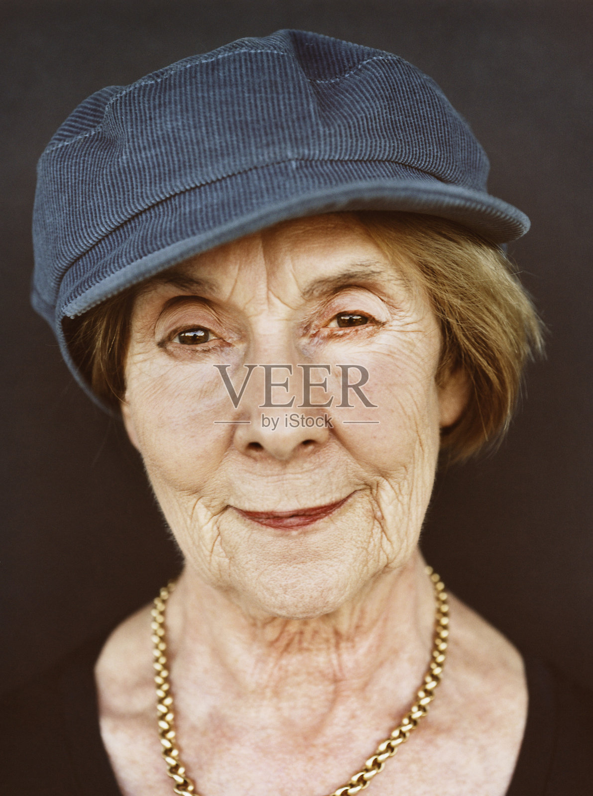 一个漂亮的老女人照片摄影图片