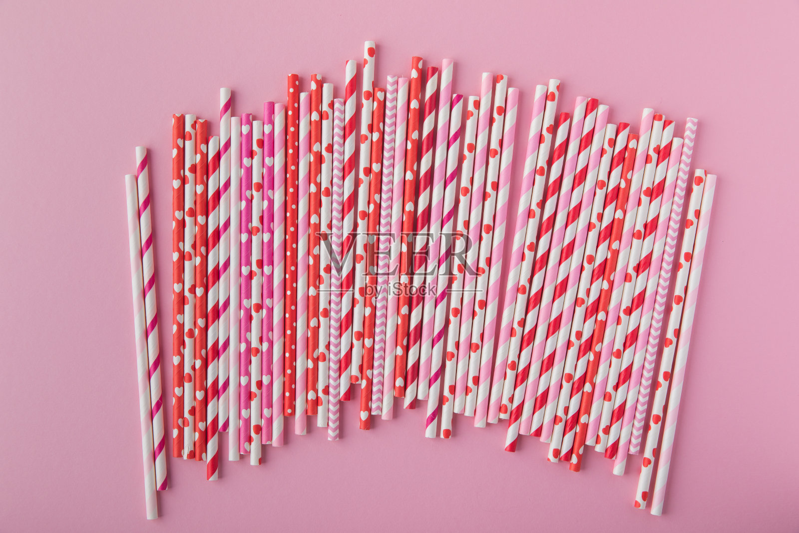 情人节吸管，红色、粉色和白色派对纸吸管，粉色背景照片摄影图片