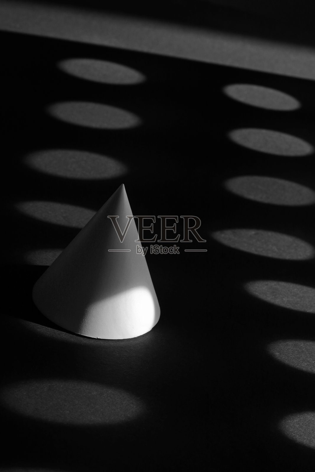 黑白背景上的圆锥形照片摄影图片