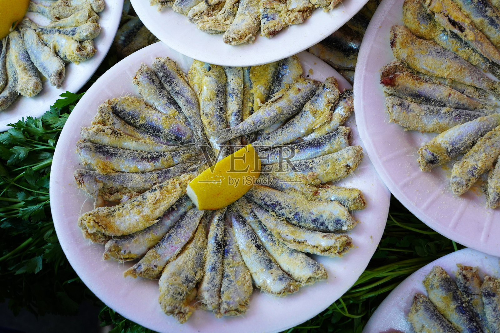 凤尾鱼准备在盘子里煮照片摄影图片