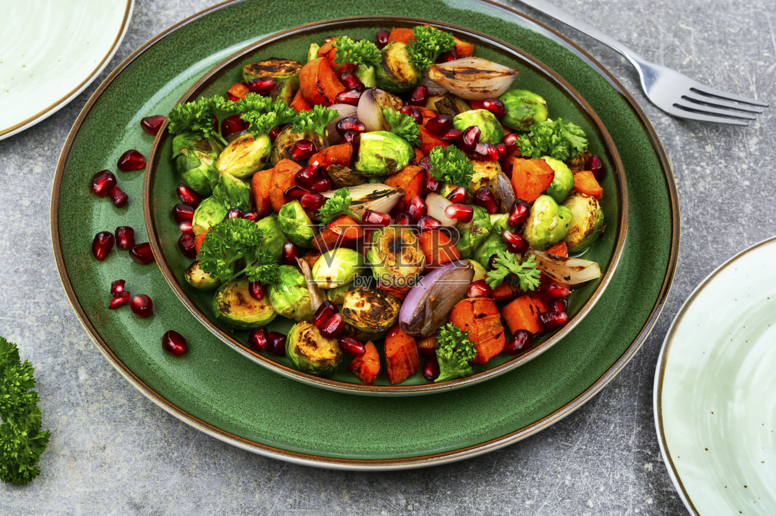 蔬菜沙拉配烤蔬菜照片摄影图片