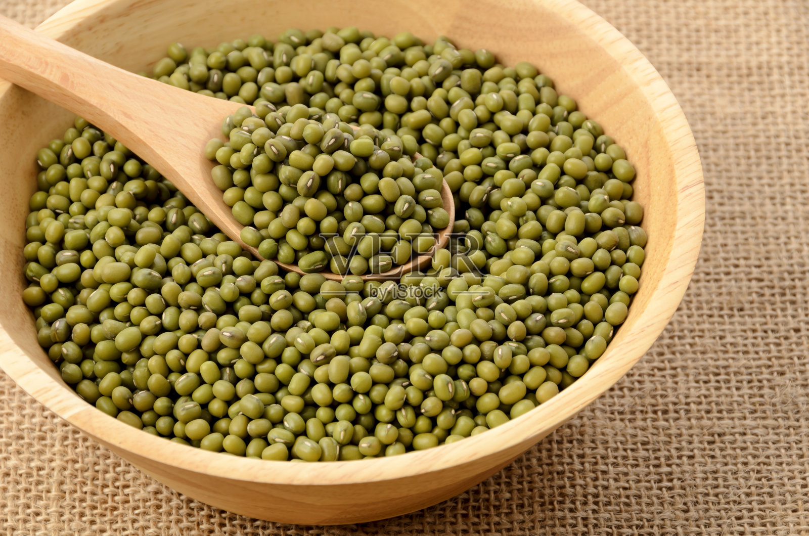 绿豆在白色的碗和汤匙在粗麻布背景照片摄影图片
