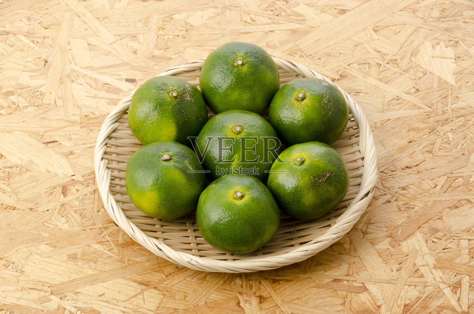 柑橘unshiu，柑桔桔在竹筛上胶合板背景照片摄影图片