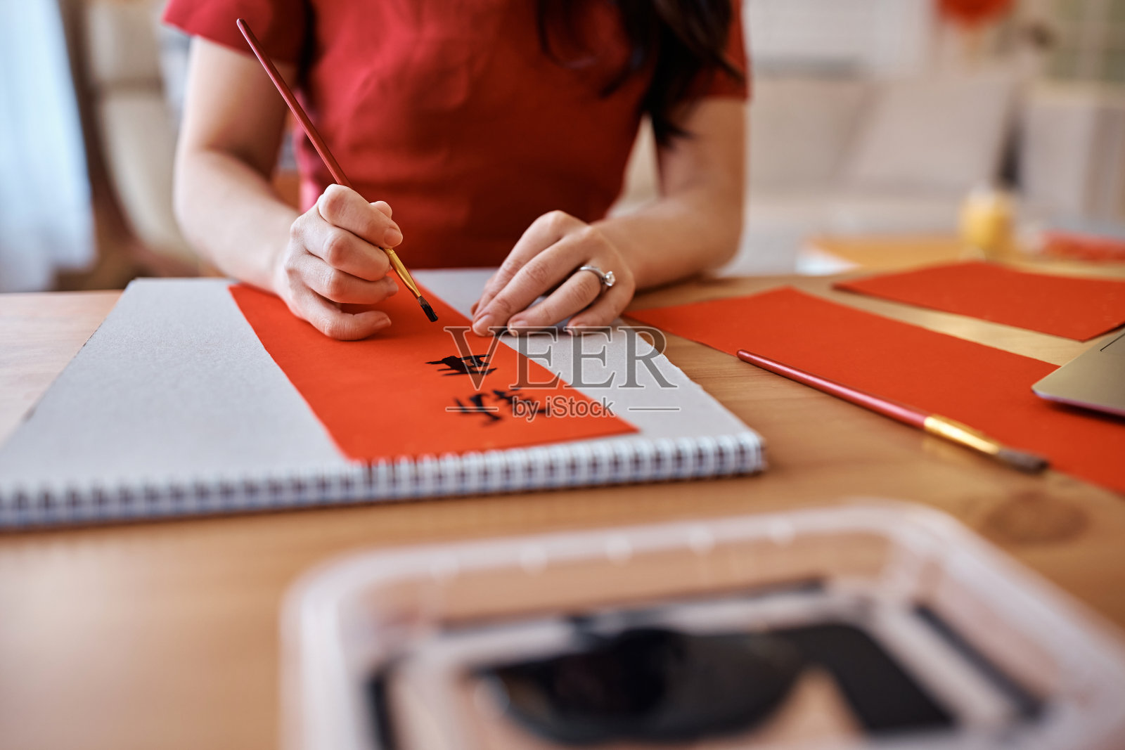 一名女子正在为庆祝中国新年写对联。照片摄影图片