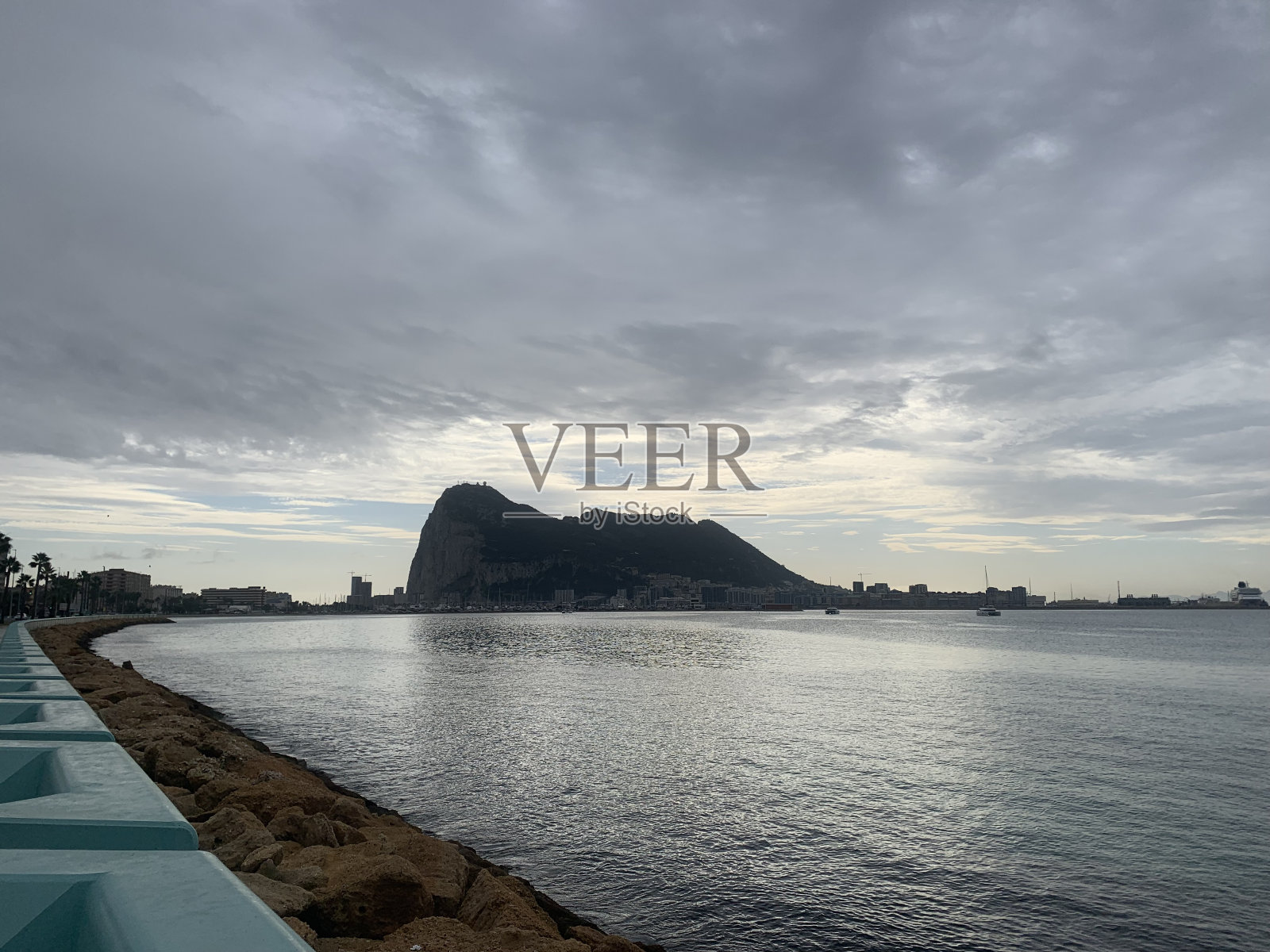 横跨海湾的直布罗陀岩石照片摄影图片