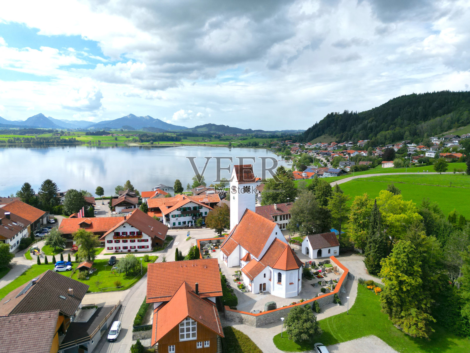 霍本芬湖和霍本芬镇斯瓦比亚巴伐利亚德国无人机鸟瞰图照片摄影图片