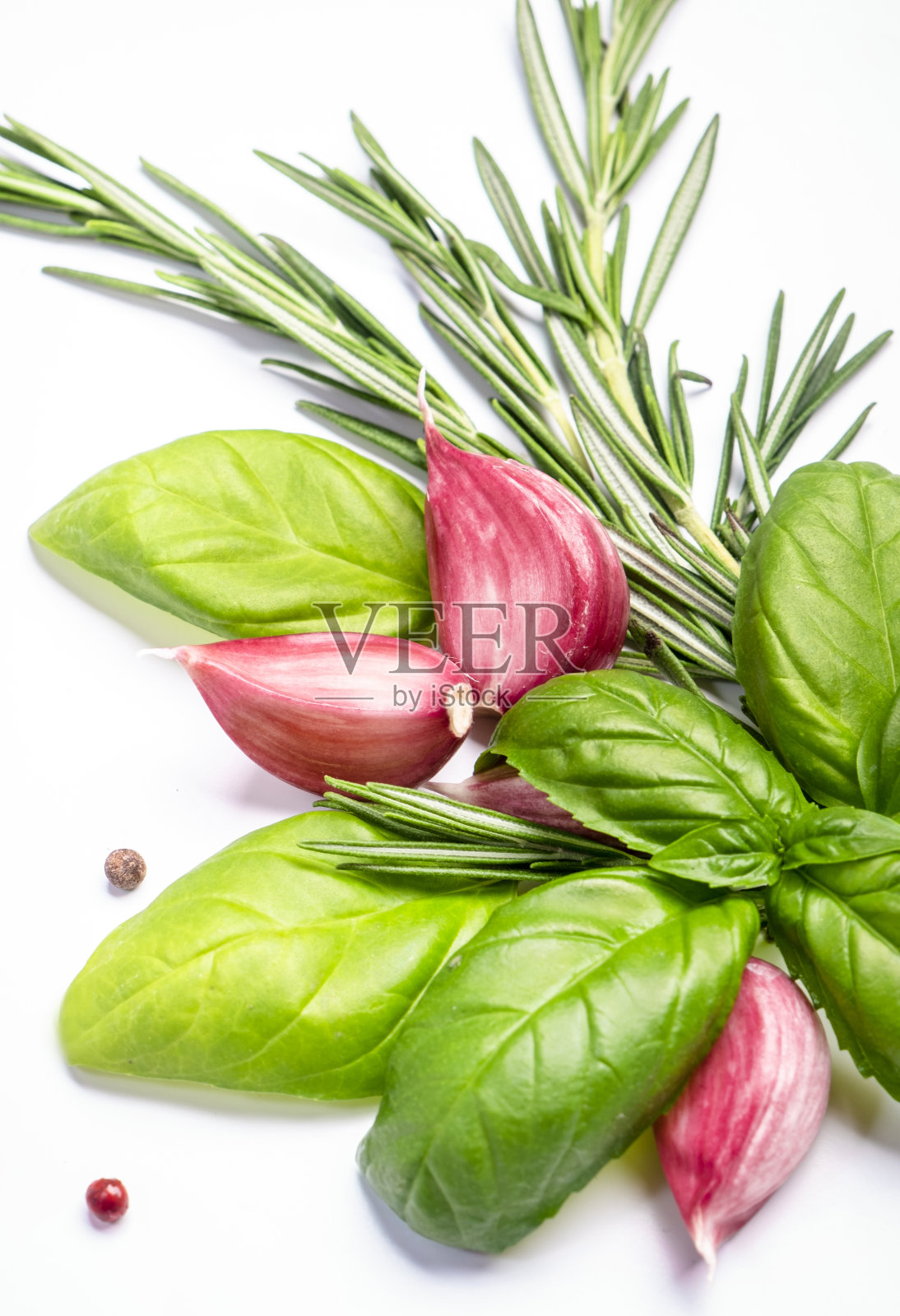 香料混合，新鲜的辛辣香草:迷迭香，绿色罗勒，红色大蒜，白色厨房桌子上的胡椒，食物烹饪背景，俯视图照片摄影图片