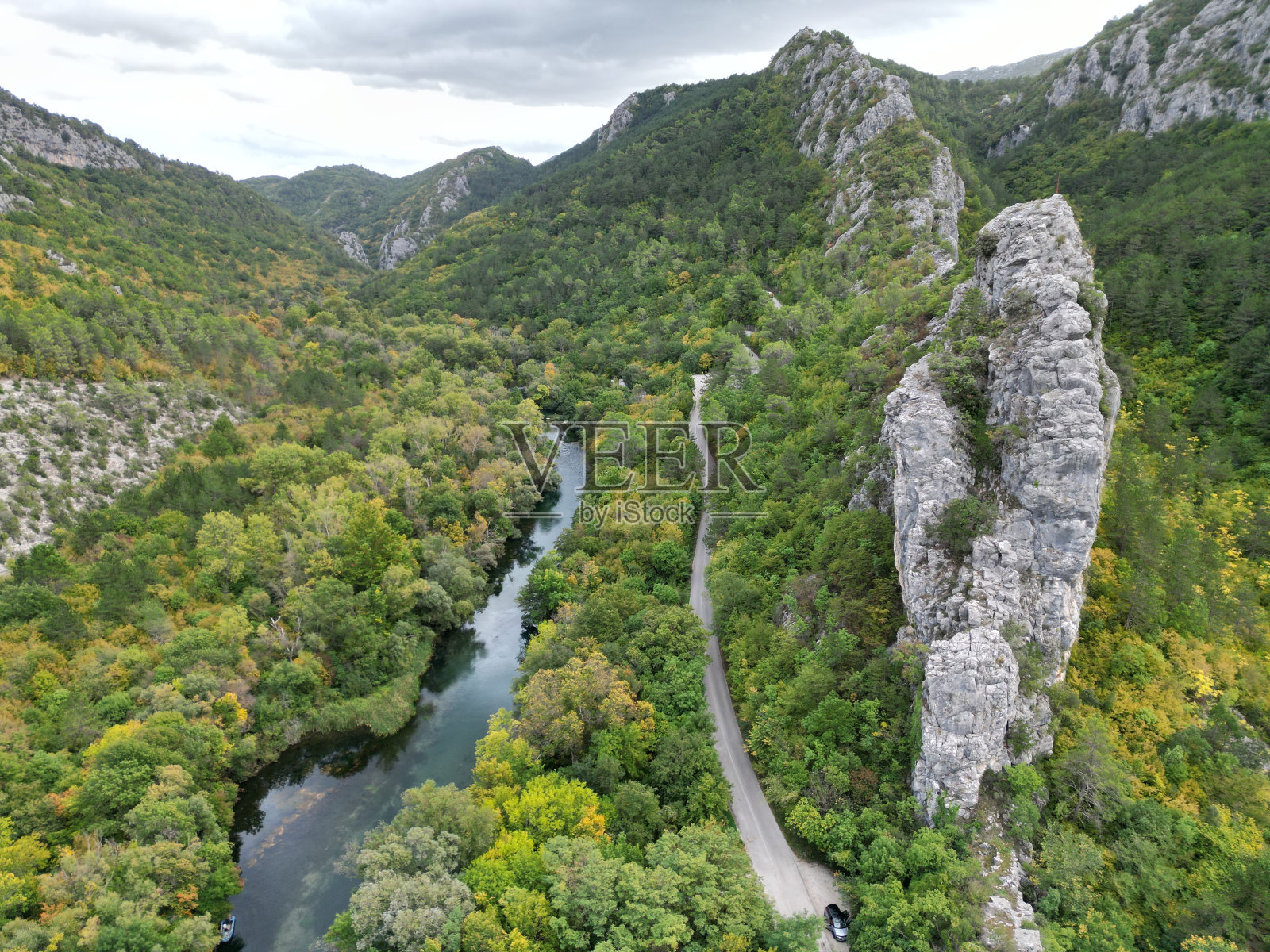 克罗埃西亚蒂纳河岩层蒂斯廷奥米斯无人机鸟瞰图照片摄影图片