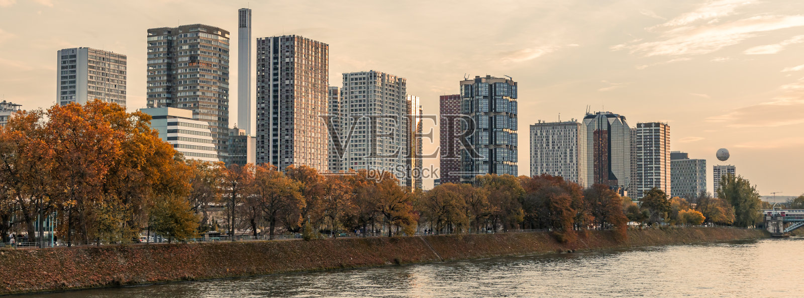 Beaugrenelle区和Ile aux Cygnes区，位于塞纳河前，塞纳河在巴黎照片摄影图片