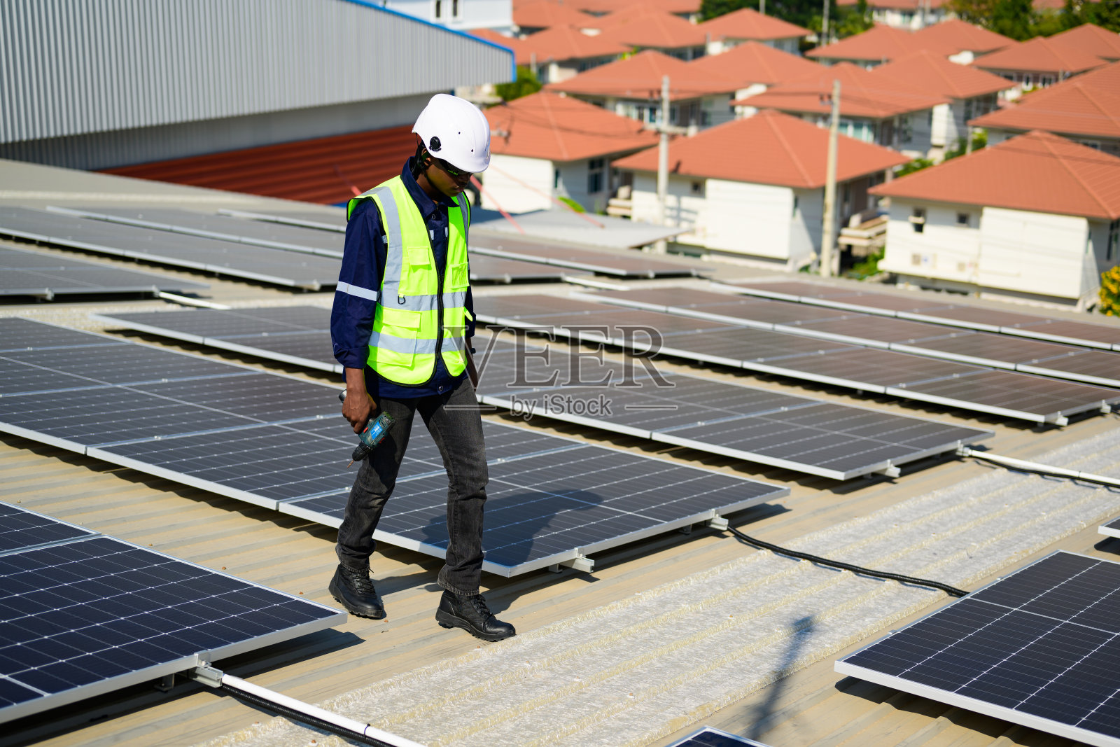 专业的工程师技术人员，具有太阳能电池农场发电厂的安全帽检查和操作系统，电力和动力的可再生能源，太阳能电池维护概念照片摄影图片