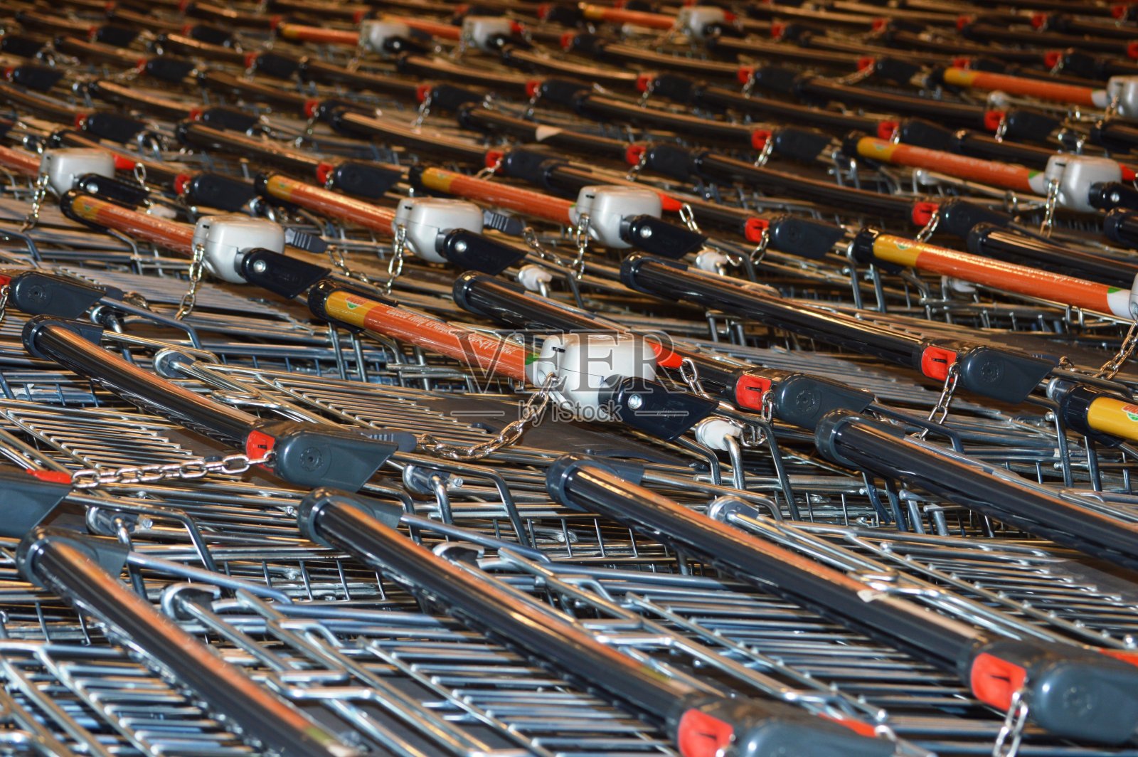 超市里的篮子照片摄影图片