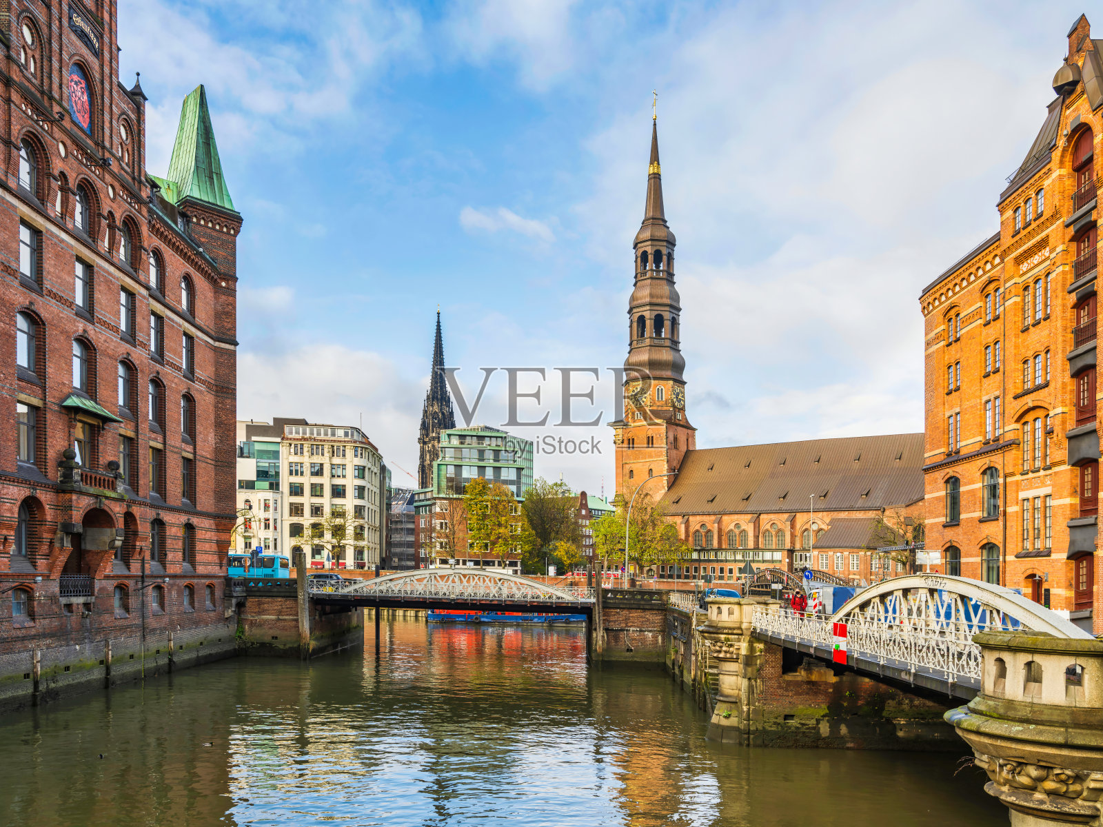 Speicherstadt，仓库之城和德国汉堡运河上的圣凯瑟琳宁大教堂照片摄影图片