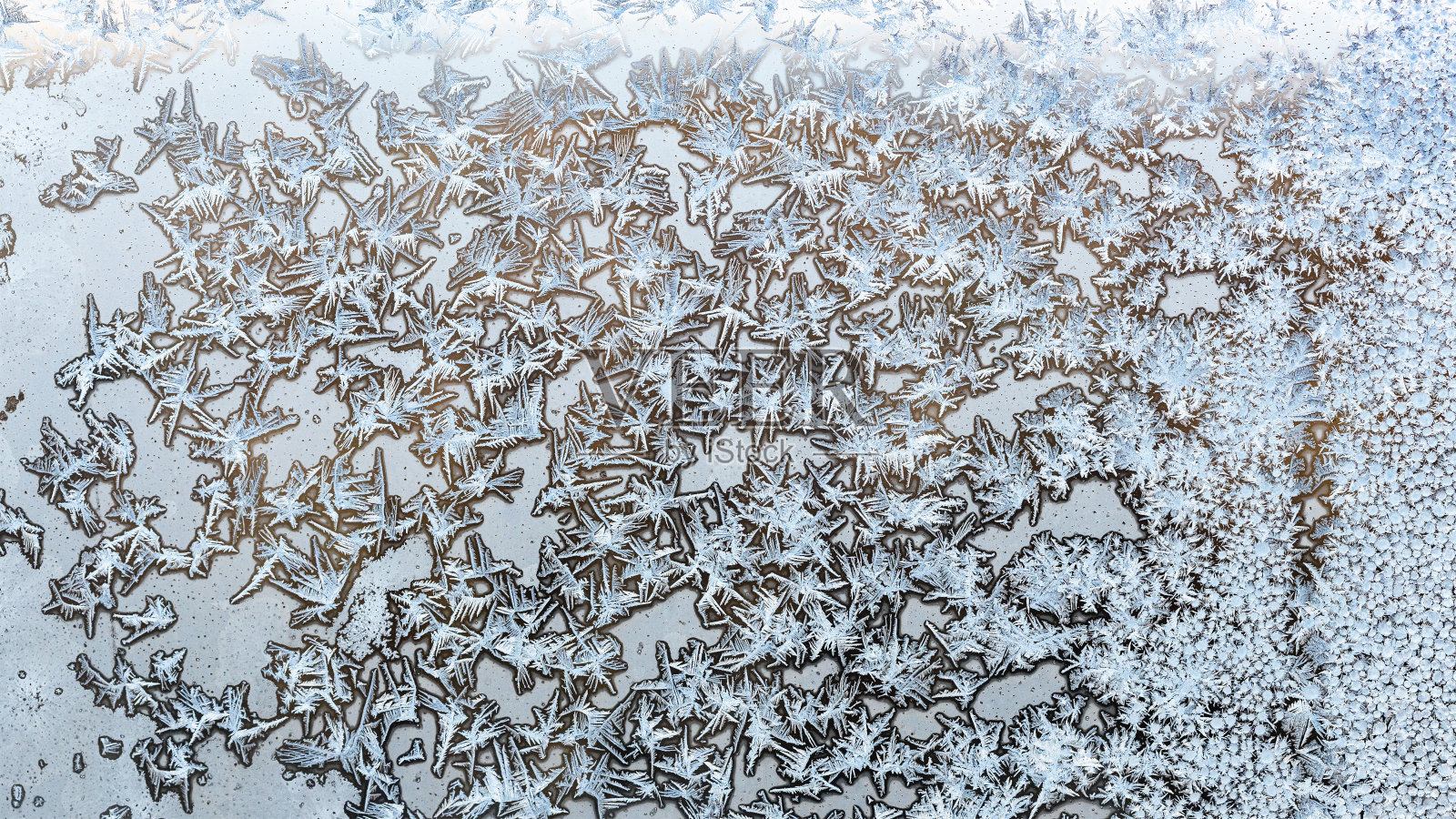 靠近玻璃表面的蓝色冻结图案照片摄影图片