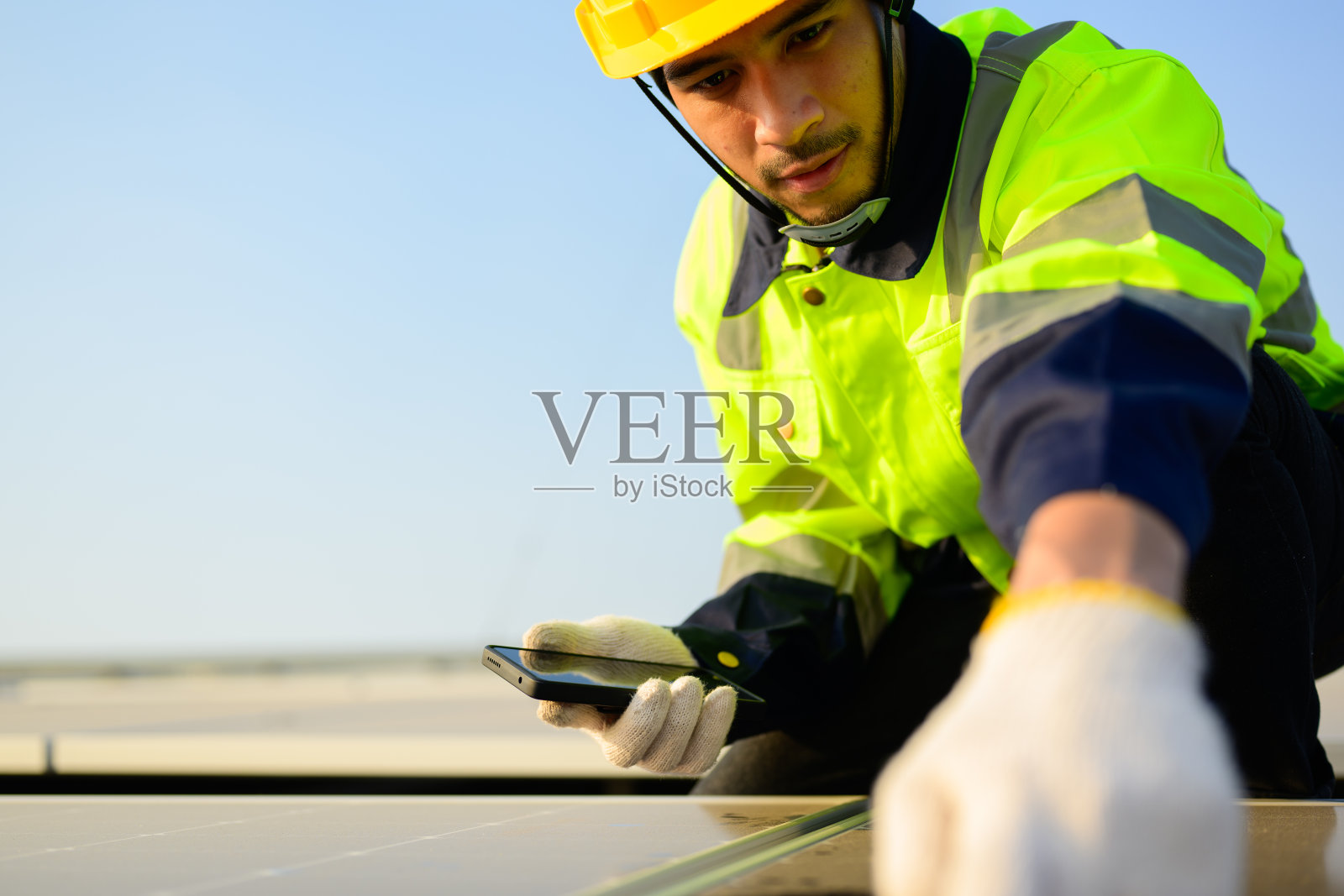 专业的工程师技术人员，具有太阳能电池农场发电厂的安全帽检查和操作系统，电力和动力的可再生能源，太阳能电池维护概念照片摄影图片