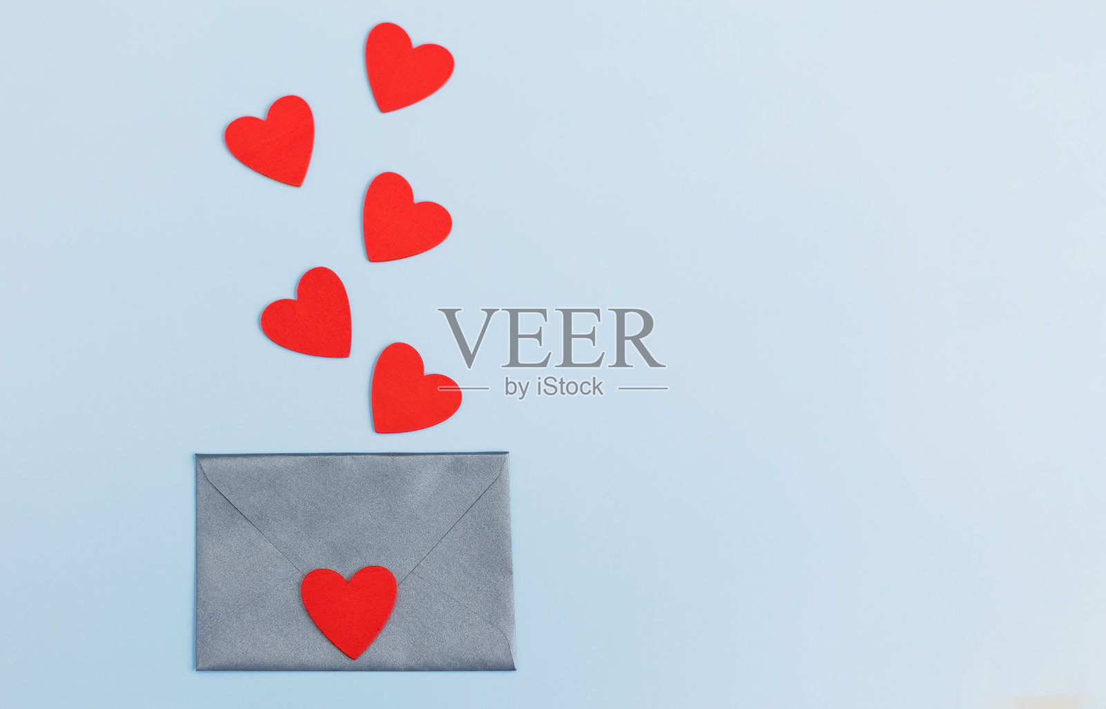 情人节背景与灰色信封照片摄影图片