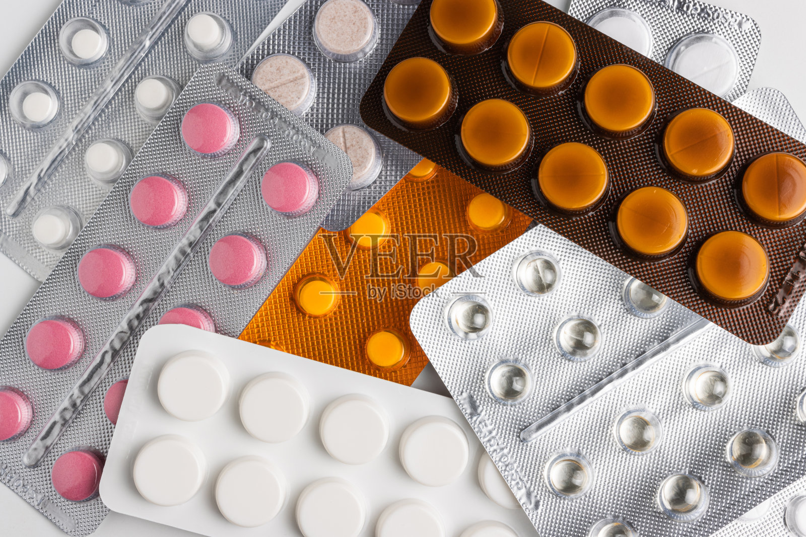 各种药丸和片剂在一个水泡包装，顶视图，保健和药物概念照片摄影图片