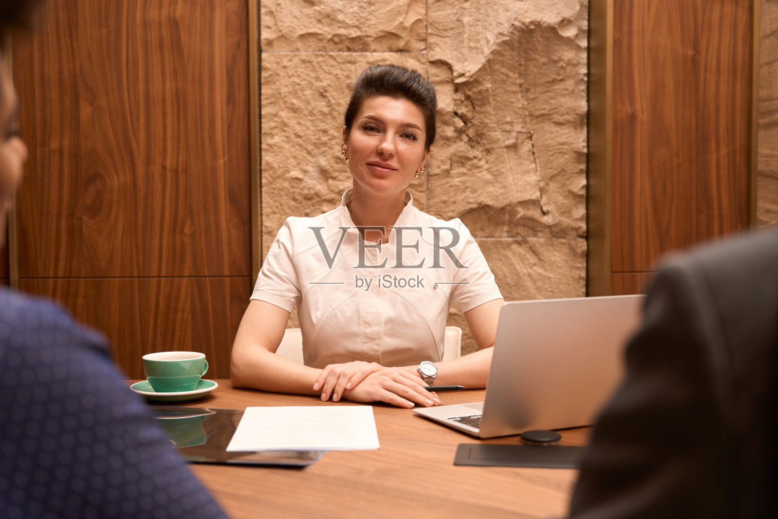 治疗前向病人咨询的医务人员照片摄影图片