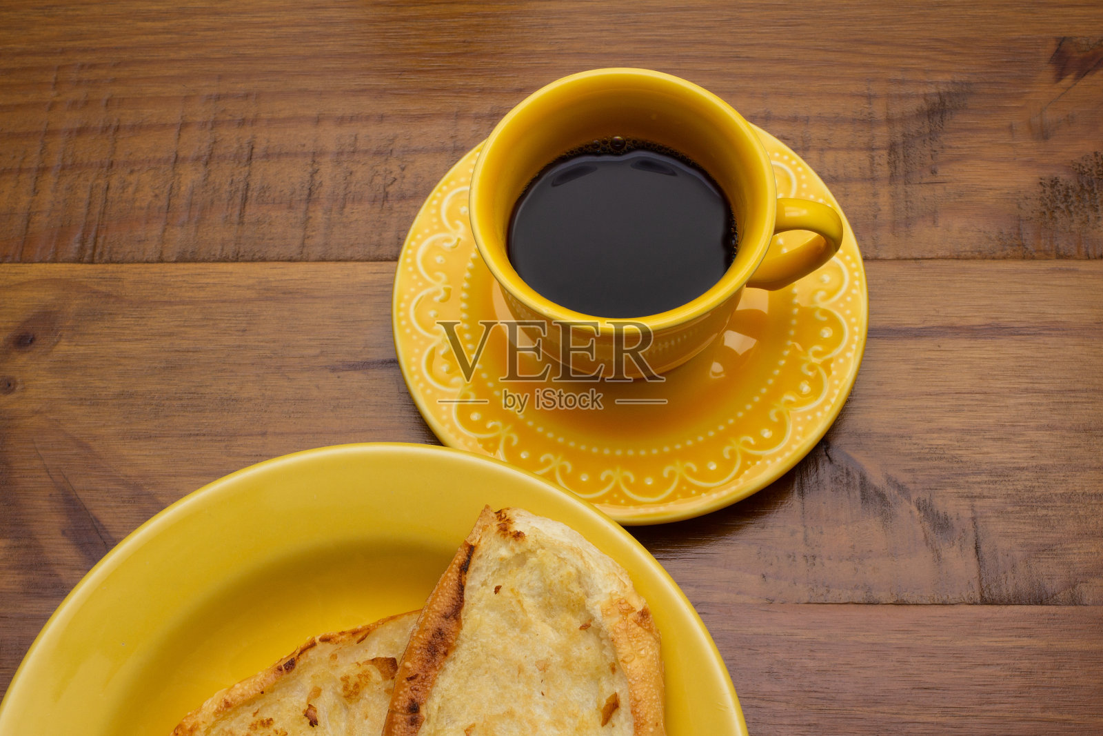 盘子里有面包和咖啡。照片摄影图片