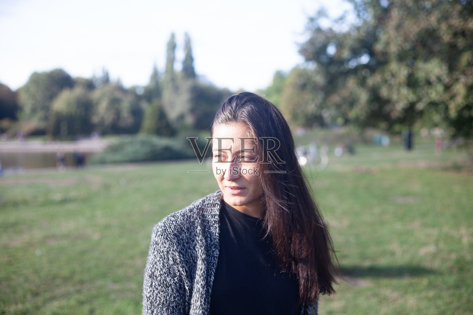 公园里一个白人年轻女性的特写镜头照片摄影图片